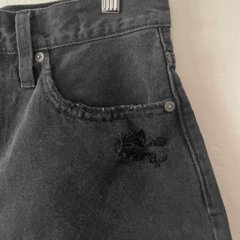 MADEWELL The Mom Jean Short in Distressed Black  | Size 27 - Picture 3 of 7